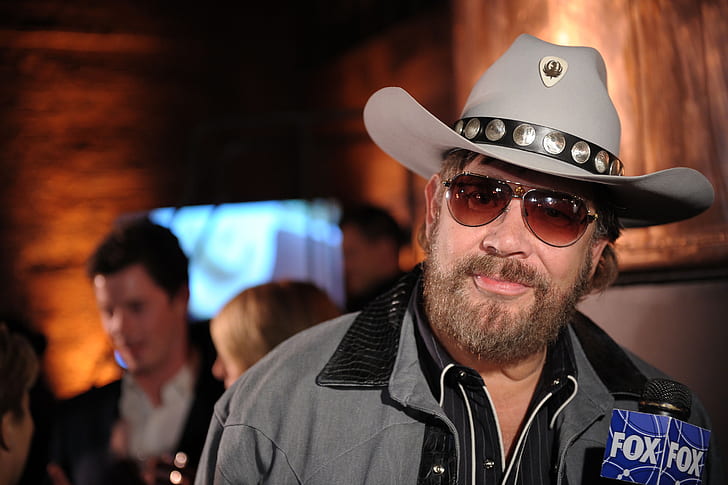 Hank Williams Jr. says he “wouldn’t be caught dead” on stage with Garth Brooks.
